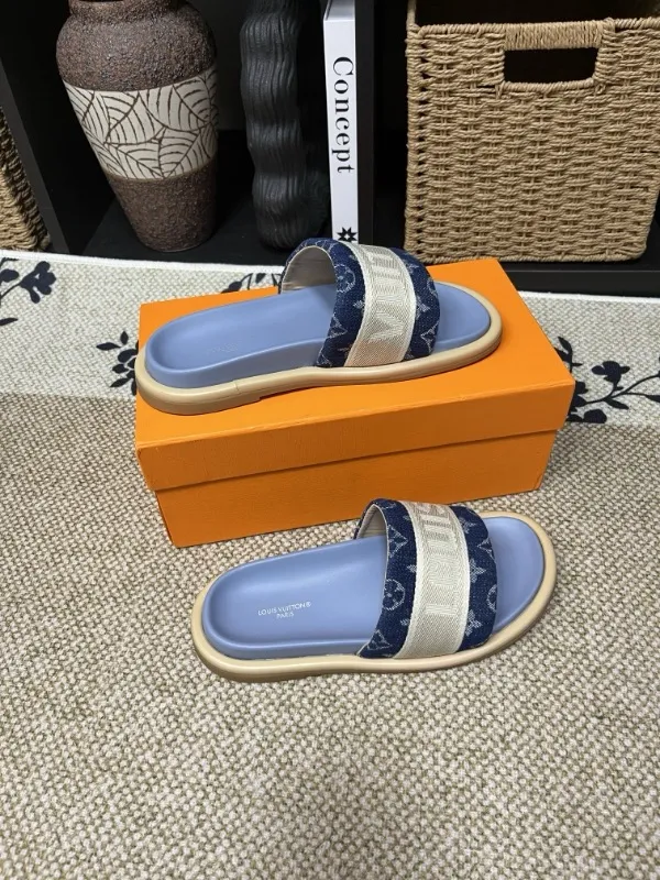 P320💰[New model] Long-term availability, 2025 new model, couple model [LOUlS VUlTTON] comes with drawer box, bag, card, invoice "Louis Vuitton ~ unique modern sandals. 》LV counter purchasing 🏃Men's and women's casual slippers, sold at the same time at the counter, the original old flower material upper is soft and comfortable, (refuses to discolor and rub the feet) sole: original factory special combination original sole, code number: 35--46 4 multiple colors 🉑️ to choose from